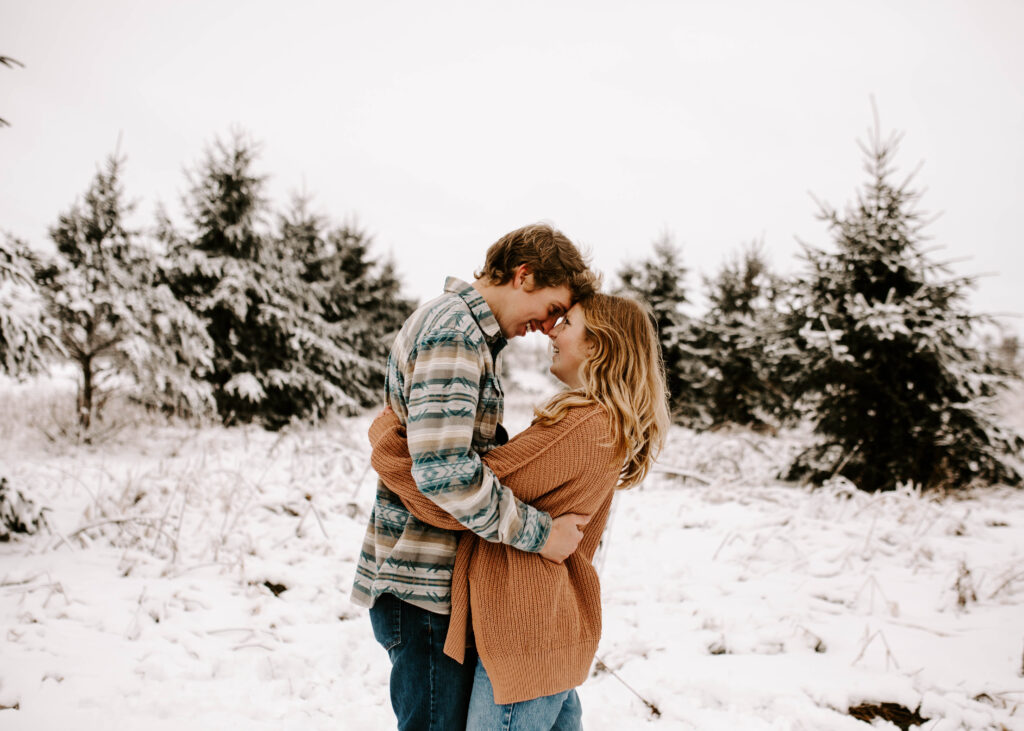 couple kisses in the snow