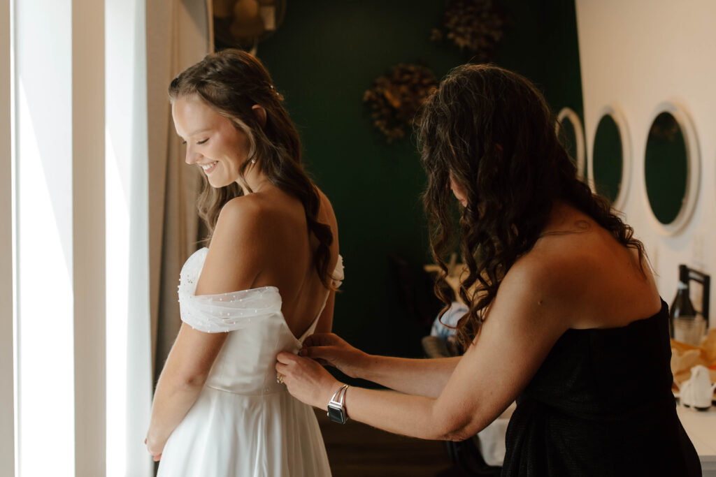 mom and bride on wedding day